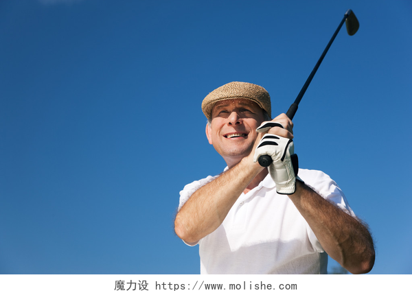 蓝天下一个男人在打高尔夫球高级高尔夫球手做高尔夫球场